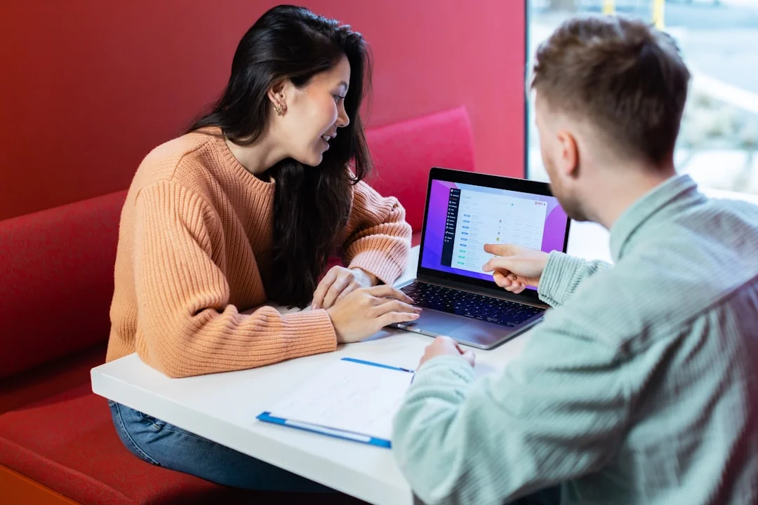 Des blocs en bois formant le mot SEO sur le clavier d’un ordinateur portable évoquent les notions de marketing digital.